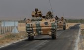 Turkish tanks near the border between Syria and Turkey. (© picture-alliance/dpa)