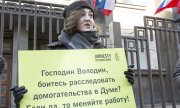 A women outside the Duma calling for the accusations of sexual harassment to be investigated. (© picture-alliance/dpa)