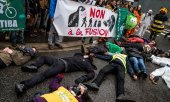 Demonstrators protesting the merger in March 2018 outside the Bayer headquarters in Lyon. (© picture-alliance/dpa)