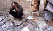 A man after the presumed attack in Douma. (© picture-alliance/dpa)