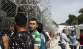 Refugees in a reception camp on Lesbos (© picture-alliance/dpa)