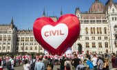 A demonstration against the planned amendments on 4 June 2018 in Budapest. (© picture-alliance/dpa)