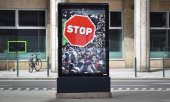 A Hungarian government poster against the immigration of refugees. (© picture-alliance/dpa)
