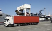 A lorry in Calais in front of the ferry to Dover. (© picture-alliance/dpa)