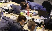 Journalists sticking it out at the EU special summit. (© picture-alliance/dpa)