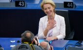 Ursula von der Leyen after the vote. (© picture-alliance/dpa)