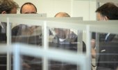 Defendant Anwar R. being led into the courtroom. (© picture-alliance/dpa)