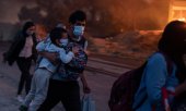 People fleeing the burning Moria camp with their last belongings. (© picture-alliance/dpa)