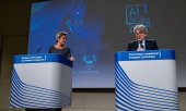 EU Digital Commissioner Margrethe Vestager and Internal Market Commissioner Thierry Breton presented the draft on 21 April. (© picture-alliance/Martin Bertrand)