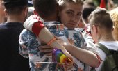 Participants at the EuroPride parade in Riga in 2015. (© picture-alliance/Valda Kalnina)
