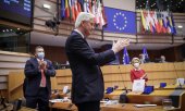 Michel Barnier, the EU's chief Brexit negotiator since 2016, receives a standing ovation in the European Parliament on April 27. (© picture-alliance/dpa)