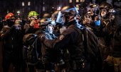An arrest during a demonstration against the new security law in France on 12 December 2020. (© picture-alliance/Fabien Pallueau)