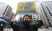A demonstrator with a placard in Seoul. (© picture-alliance/Adel Hana)