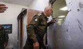 An Israeli officer inspects damage caused by a Hamas rocket in Ashkelon. (© picture-alliance/dpa)