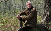 Michel Barnier poses for a photo shoot near his home in La Ferte-Saint-Aubin. (© picture-alliance/Gregoire Elodie)