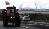 Drivers protest against the closure in front of the mine site. (© picture-alliance/dpa/Petr David Josek)