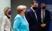 EU Commission President Ursula von der Leyen, German Chancellor Merkel and Polish Prime Minister Morawiecki in Brussels on 24 June. (© picture-alliance/Olivier Matthys)