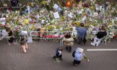 Flowers at the site of the attack. (© picture-alliance/Ramon van Flymen)