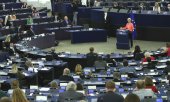 Von der Leyen addressing the EU Parliament in Strasbourg. (© picture-alliance/AP/Yves Herman)