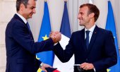 Greek Prime Minister Kyriakos Mitsotakis and French President Emmanuel Macron. (© picture alliance/AP/Ludovic Marin)