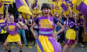 Overjoyed supporters: 56.4 per cent of Berlin voters voted for the demand to "expropriate Deutsche Wohnen and Co." (© picture-alliance/dpa/Monika Skolimowska)