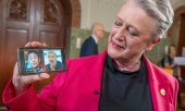 Committee Chair Berit Reiss-Andersen shows a picture with the two award winners. (© picture alliance/ASSOCIATED PRESS/Heiko Junge)