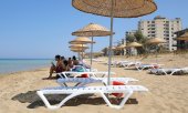 The beach in Varosha. (© picture-alliance/NurPhoto/Danil Shamkin)