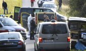 Police examine the minibus after the gruesome discovery. (© picture alliance/Robert Jaeger/APA/picturedesk.com)