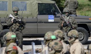 Austrian soldiers on a European Union Force mission in Bosnia and Herzegovina. (© picture alliance/AP Photo/Kemal Softica)