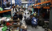 Refugees in a warehouse near Grodno in western Belarus. (© picture-alliance/AP/Oksana Manchuk)