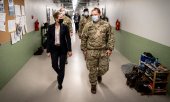 Mette Frederiksen with Danish soldiers visiting Estonia in September 2020. (© picture alliance / Ritzau Scanpix / Mads Claus Rasmussen)