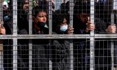 Asylum seekers at Pournara Emergency Reception Centre during the president's visit on March 14. (© picture alliance/ASSOCIATED PRESS/Petros Karadjias)