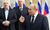 Vladimir Putin (right) with Belarusian leader Lukashenka (left) and Roscosmos chief Dmitry Rogozin at the Vostochny Cosmodrome near the Chinese border on 12 April. (© picture alliance/ASSOCIATED PRESS/Evgeny Biyatov)