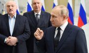 Vladimir Putin (right) with Belarusian leader Lukashenka (left) and Roscosmos chief Dmitry Rogozin at the Vostochny Cosmodrome near the Chinese border on 12 April. (© picture alliance/ASSOCIATED PRESS/Evgeny Biyatov)
