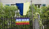 The Ukrainian flag and the peace flag on display in Bern, Switzerland. (© picture alliance/KEYSTONE/PETER KLAUNZER)