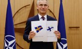 NATO Secretary General Jens Stoltenberg holding the applications on 18 May. (© picture alliance / ASSOCIATED PRESS / JOHANNA GERON)