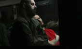 Journey into the unknown: two fighters after being evacuated on a bus near a prison in Olyonivka in the Donetsk region. (© picture alliance / ASSOCIATED PRESS/Uncredited)