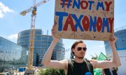 Climate activists protest outside the EU Parliament in Strasbourg on 5 July. (© picture alliance/ASSOCIATED PRESS/Jean-Francois Badias)