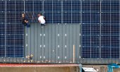 Protecting the climate with solar panels on the roof? (© picture alliance/Jochen Tack)