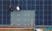 Protecting the climate with solar panels on the roof? (© picture alliance/Jochen Tack)