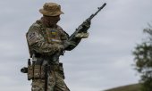 A volunteer for the Ukrainian Armed Forces during a training exercise in late August. (© picture alliance/ASSOCIATED PRESS/Andrew Kravchenko)