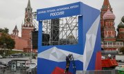 Preparations for celebrating the annexation on the Red Square on 29 September 2022. The poster reads "Donetsk, Luhansk, Zaporizhzhiya, Kherson - Russia!". (© picture alliance/EPA/SERGEI ILNITSKY)