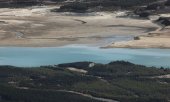 Water levels in the Yesa Reservoir were so low in October 2022 that farmers had to stop irrigating. (© picture alliance / EPA / JESUS DIGES)