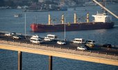 A freighter carrying Ukrainian grain in the Bosphorus on 2 November. (© picture alliance/EPA/ERDEM SAHIN)