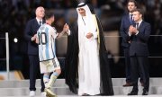 Qatar's Emir Tamim bin Hamad Al Thani congratulates world champion Messi in the presence of Fifa chief Gianni Infantino and French President Macron. (© picture alliance / abaca / Niviere David/ABACAPRESS.COM)