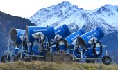 Snow cannons in the Alps on 28 December. (© picture alliance/SvenSimon/Frank Hoermann)