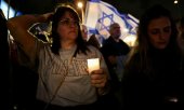 Candles for the victims at a demonstration against Netanyahu's government. (© picture alliance / AA / Mostafa Alkharouf)