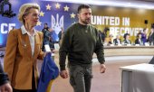 Ursula Von der Leyen and Volodymyr Zelensky at the summit. (© picture alliance / ZUMAPRESS.com / Sarsenov Daniiar/Ukrainian Presi)