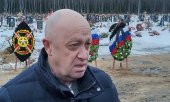 Yevgeny Prigozhin at the funeral of a Wagner Group mercenary in St. Petersburg. (© picture alliance / ASSOCIATED PRESS / Uncredited)