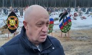 Yevgeny Prigozhin at the funeral of a Wagner Group mercenary in St. Petersburg. (© picture alliance / ASSOCIATED PRESS / Uncredited)